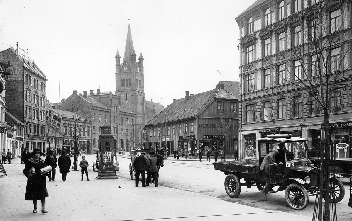 ÅRET ER 1928: Bilen har ankommet Grønland. Det kan man også se på Grønland brannstasjon, som nå har økt i høyde og tilpasset portene til utrykninger basert på motorkraft.