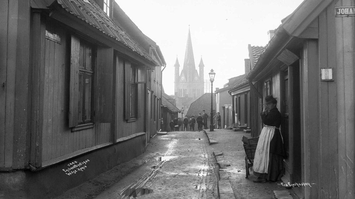 Arbeiderstrøkene på Enerhaugen bar fremdeles i 1903 preg av fattige kår og dårlig infrastruktur, en skjebne dette området lenge delte med naboen Grønland. Skolen, brannstasjonen og ikke minst Grønland kirke bidrar likevel til et sosialt løft også av dette området – ikke minst som et nytt arkitektonisk element blant alle de lave trehusene. Ved saneringen i etterkrigstiden ble deler av trehusbebyggelsen på Enerhaugen «reddet» og flyttet til Norsk folkemuseum på Bygdøy.
